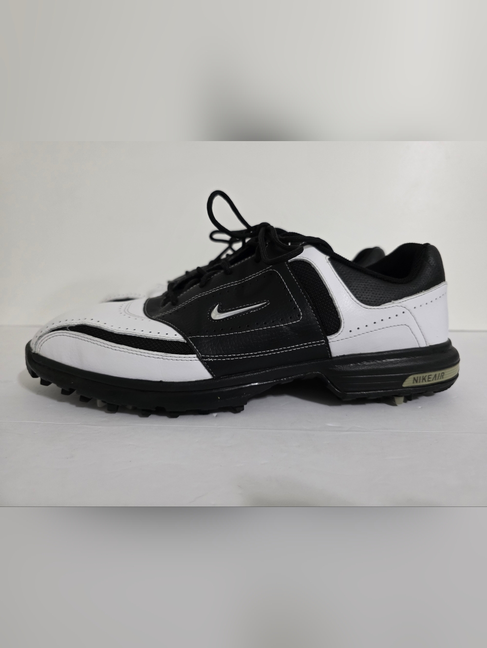 Nike Men's Black and White Athletic Golf Shoe